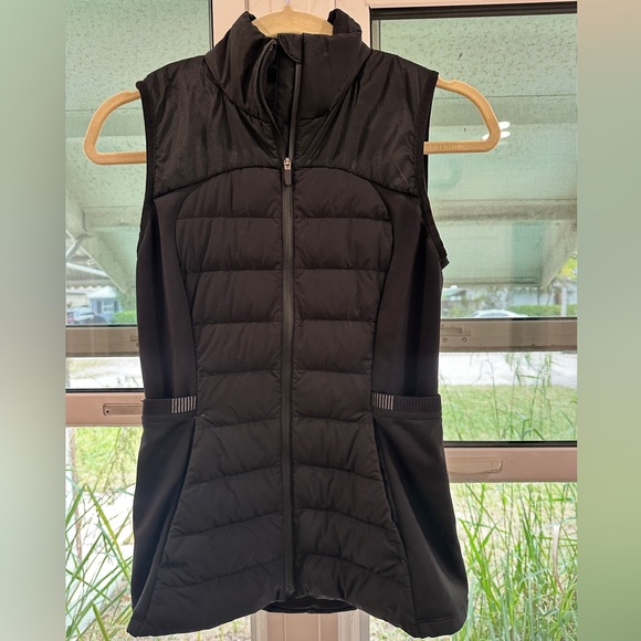 Lululemon down for it all vest size 4, black. Lightly used - Picture 1 of 4